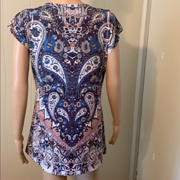 Dressbarn Paisley blue/multi v-neck s/s top - Picture 4 of 6
